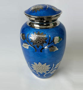 Urne funéraire gravée de fleurs en gros en laiton de haute qualité pour les cendres humaines et animales - Product Image 1