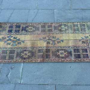 Alfombra Turca Vintage de Lana de 2.1x5 pies, Diseño Floral con Parches Azules, Ecológica con Base de Látex - Product Image 3