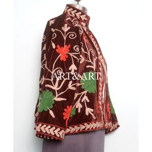 Chaqueta de Invierno de Terciopelo con Bordado Suzani Hecho a Mano de la Mejor Calidad, Chaqueta Acolchada Regular para Mujer, 100% Algodón, Ecológica, de Secado Rápido - Product Image 4