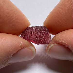 Piedra Preciosa Suelta de Granate Rojo Natural Ojo de Gato, Forma de Corazón, 8mm, Pulida, Mineral de Alta Calidad - Product Image 1