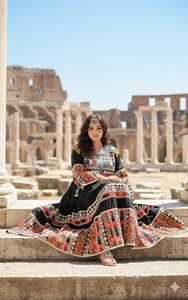 Majestuoso vestido bordado afgano tradicional negro con trabajo de espejo vibrante Patrones geométricos coloridos Cultural - Product Image 5