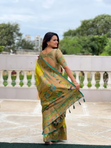 Saree en soie de créateur avec tissage Zari Meenakari - Product Image 4