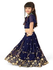 ชุดเลเฮนกาโชลีสีน้ำเงินกรมท่าสำหรับเด็กผู้หญิง แบรนด์ Shoryam ตกแต่งลายปักดอกไม้สีทอง แขนเสื้อทรงปีกผีเสื้อ ชุดงานเลี้ยงสไตล์ชาติพันธุ์ - Product Image 4