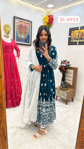 Vêtements ethniques traditionnels velours avec broderie séquence travail Anarkali Kurti et Dupatta prix de gros robe indienne nouveau Design - Product Image 2