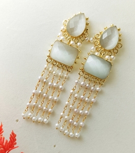 Preciosos pendientes colgantes redondos chapados en oro hechos a mano con detalles de piedra de ágata para bodas y fiestas hechos de latón - Product Image 2