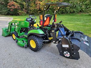 Tractor de un solo eje John Deere 1025R con retroexcavadora y cortacésped, motor Cummins de 22 HP, usado, con bomba de motor y caja de cambios para informes. - Product Image 4