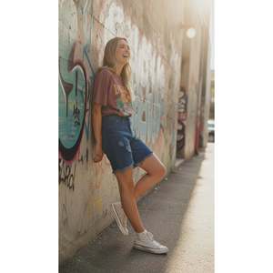 Shorts in denim vintage a vita media con logo ricamato, stile dritto, decorazioni con nappe e tecniche di lavaggio effetto invecchiato - Product Image 2