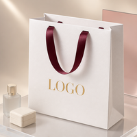 Sac shopping personnalisé en papier blanc avec logo en aluminium pour l'emballage de flacons de parfum, de sérums de soin et de boîtes à bijoux