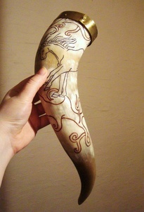 Cuerno vikingo festivo para beber hecho a mano para hidromiel y cerveza perfecto para fiestas navideñas y alegrías navideñas - Product Image 6