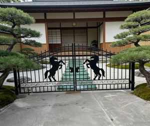 Portail d'entrée de sécurité en acier robuste de 20 pieds, style européen, personnalisé, en <span class=keywords><strong>fer</strong></span> <span class=keywords><strong>forgé</strong></span>, à double battant, design cheval - Product Image 1