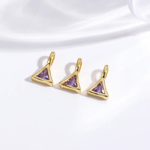 Triangle Améthyste Pierre Précieuse Minuscule Charme Pendentif-6 MM Charmes Faits À La Main Bijoux - Product Image 1