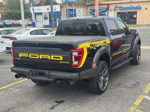 Negro Usado 2024 F-150 Volante a la Izquierda SuperCrew 4WD Paquete de Carretera Paquete de Remolque Asientos de Cuero Sistema de Navegación Control Remoto - Product Image 4