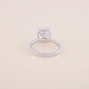 Bague de fiançailles en diamant de laboratoire taille princesse de 1,00 ct avec bande pavée ronde de 0,49 ct en or blanc 9 carats - Product Image 4