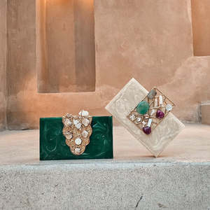 กระเป๋าคลัทช์เรซิ่นสุดหรูสำหรับผู้หญิงกระเป๋าคลัทช์ประดับลูกปัดมุกมีพู่ประดับด้วยลูกปัด - Product Image 1