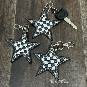Llavero de Cuero Personalizado de Lujo con Diseño de Estrella a Cuadros, Accesorio con Dije de Estrella, Anillo y Soporte para Llaves de Coche, Regalo para Mujer - Product Image 1