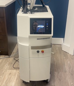 Sistema facial de tratamiento Cartessa SkinWave 2022 con pieza de mano Aqua, pieza de mano de pulso eléctrico y pieza de mano de doble elevación - Product Image 1