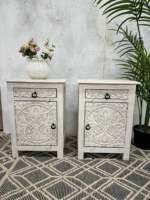 Paire de tables de chevet blanches sculptées à la main