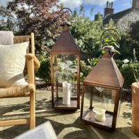 Lanternes porte-bougies en cuivre antique et verre transparent, faites à la main, pour la décoration de Noël et l'éclairage de table et au sol – Vente en gros