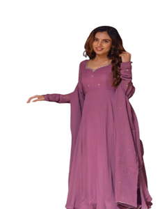 Conjunto de Traje de 3 Piezas de Seda Color Vino Elegante para Mujer, Bordado Floral Exquisito, Dupatta de Crepé con Hermoso Estampado, Estilo Casual - Product Image 1