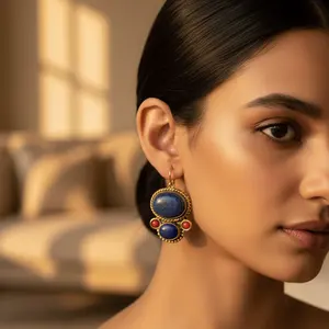 Boucles d'oreilles pendantes en lapis-lazuli et corail plaqué or lustré - Product Image 3