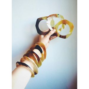 Manchettes, bracelets et bracelets en corne de buffle naturelle et amicale fabriqués à partir de corne de buffle véritable, disponibles dans un assortiment de - Product Image 5