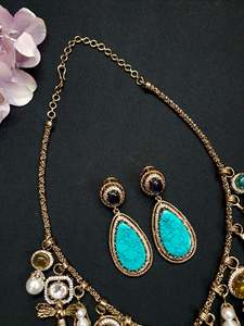 Collar y pendientes de piedra turquesa Kundan, conjunto de joyas de diamantes, collar de diseñador inspirado en Sabyasachi, joyería de boda real - Product Image 4