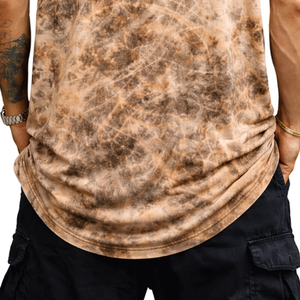 Camiseta sin mangas tipo tank top para hombre, color marrón tie-dye, con tipografía Peak Energy, estilo moderno urbano, para fitness, mockup. - Product Image 6