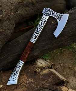 Hache de bataille viking en acier à haute teneur en carbone, fabriquée à la main, avec manche en bois et fourreau en cuir, hache gravée, idée cadeau DIY pour lui avec fourreau - Product Image 4