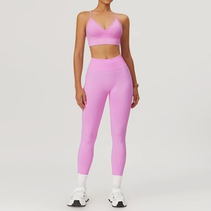 Ensemble d'entraînement deux pièces pour femmes sans couture à haute élasticité soutien-gorge de sport à licou et leggings de compression - Product Image 5