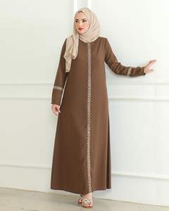 Abaya décontractée pour femmes de marque avec motif uni et broderie, confortable avec décoration boutonnée, de haute qualité - Product Image 2