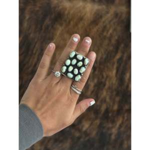 Anillo Bobby Johnson Talla 7 con Incrustaciones de Palomino, Variscita y Plata de Ley, Ideal para Regalo - Product Image 2