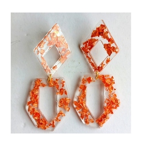 Boucles d'oreilles en résine à la mode faites à la main pour femmes bijoux de déclaration uniques pour les mariages et les fêtes conception de cerceau à la mode - Product Image 1