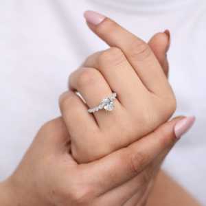 Anillo de Compromiso Solitario con Diamante Cultivado en Laboratorio, Elegante Forma Ovalada - Product Image 6