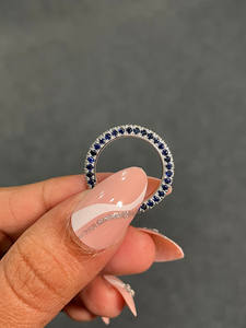 Anillo de Boda Elegante de Oro de 18K con Tres Lados de Diamantes Cultivados en Laboratorio, Anillo de Aniversario de Bodas con Detalles de Zafiro Azul - Product Image 1