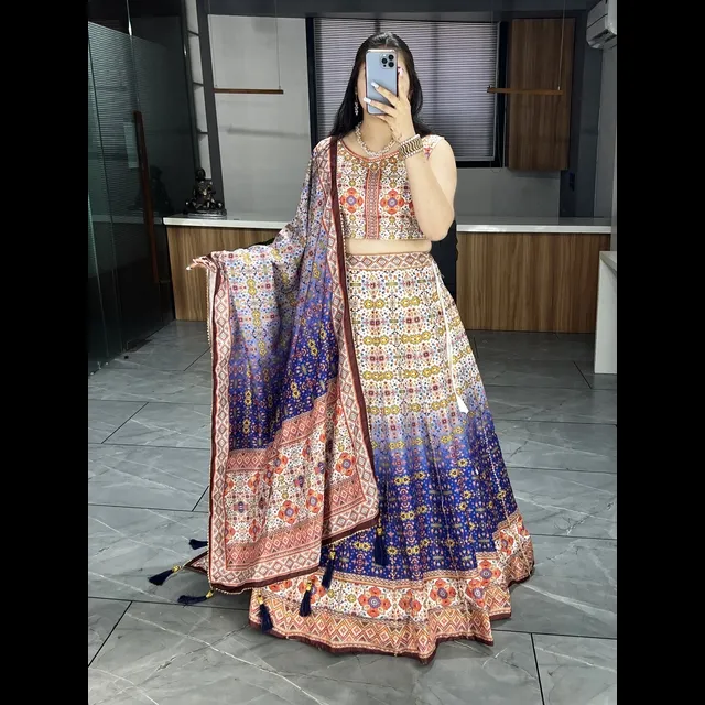 Sáng Tạo lehenga in độc quyền mới nhất từ sự kết hợp hoa và hình học của chúng tôi cho các cô gái