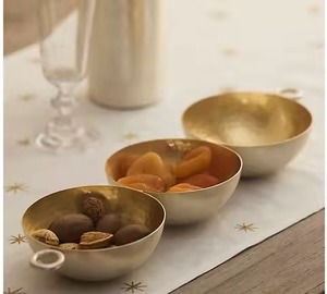 Cuenco de Metal de Estilo Vintage con Detalles Artesanales, Perfecto para Exhibir Aperitivos Tradicionales en la Sala de Estar - Product Image 6