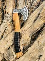 Thewizcrafts Hachette de Viking personnalisée en acier au carbone, avec manche en bois, gravée style nordique, outil de camping et de bushcraft