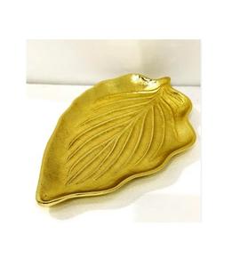 Plateau de service en forme de feuille en aluminium de haute qualité Vaisselle élégante écologique pour les événements à la maison pour servir des collations d'apéritifs - Product Image 1