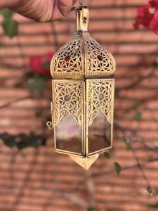 Candelabro de hierro decorativo con farol colgante marroquí Dorado para el interior del hogar, iluminación para bodas y eventos de Ramadán - Product Image 3