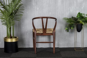 Chaise en bois de style européen de luxe Design du milieu du siècle Siège en rotin durable confortable et élégant pour la maison, la salle à manger - Product Image 6