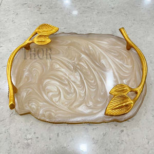 Juego de bandejas para servir rectangulares Home Co, madera de resina dorada con mango de diseño de hojas para el hogar, cocina, restaurante, para servir comida - Product Image 1