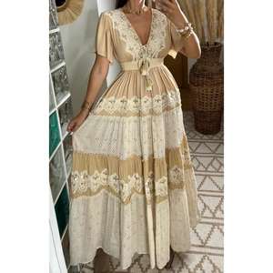 Robe maxi bohème en dentelle patchwork à imprimé floral, col en V, manches courtes, à volants, élégante, lavable, écologique, taille naturelle, pour les vacances - Product Image 1