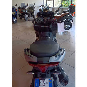 Motocicleta de Alto Rendimiento T-MAX 560 con Características Avanzadas - Product Image 5