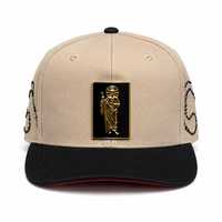 Gorra Trucker Snapback de Cinco Paneles con Parche de Santo Dorado Personalizado y Rosario de Cuentas, Color Bronceado y Negro, Estilo Religioso Urbano, Unisex, para Exteriores
