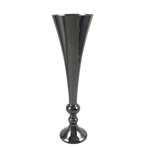 Nouveau designer grands vases à fleurs décoratifs avec décoration de couleur noire Vase à fleurs en métal Vase de sol à vendre - Product Image 1