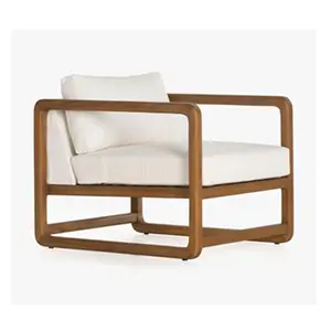 야외 제이 라운지 의자는 단단한 티크 나무 프레임과 두꺼운 방수 쿠션으로 만들어져 자연스러운 마무리가 가능합니다.