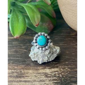 Anillo Navajo Hecho a Mano con Turquesa Kingman y Plata de Ley, Joyería Cultural Coleccionable, Talla 7.75 - Product Image 1