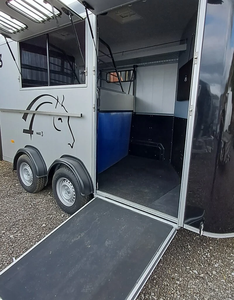 Remolque para caballos Cheval Liberte Maxi 3, 3500 kg de peso total, 30 pies, 3 niveles, remolque para transporte de ganado estándar, en venta. - Product Image 2