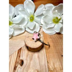โดโนแวน สกีทส์ สร้อยข้อมือแฟชั่นประดับเปลือกหอยสีชมพูและเงินสเตอร์ลิง - Product Image 3