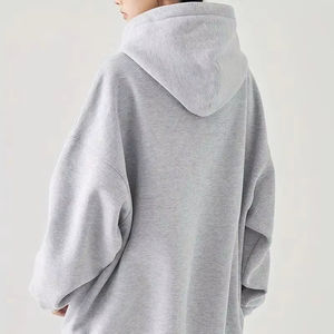 Sudadera con capucha gris clásica con diseño de logotipo colorido en el pecho hecha de tela suave transpirable, uso diario informal que ofrece comodidad y calidez - Product Image 4